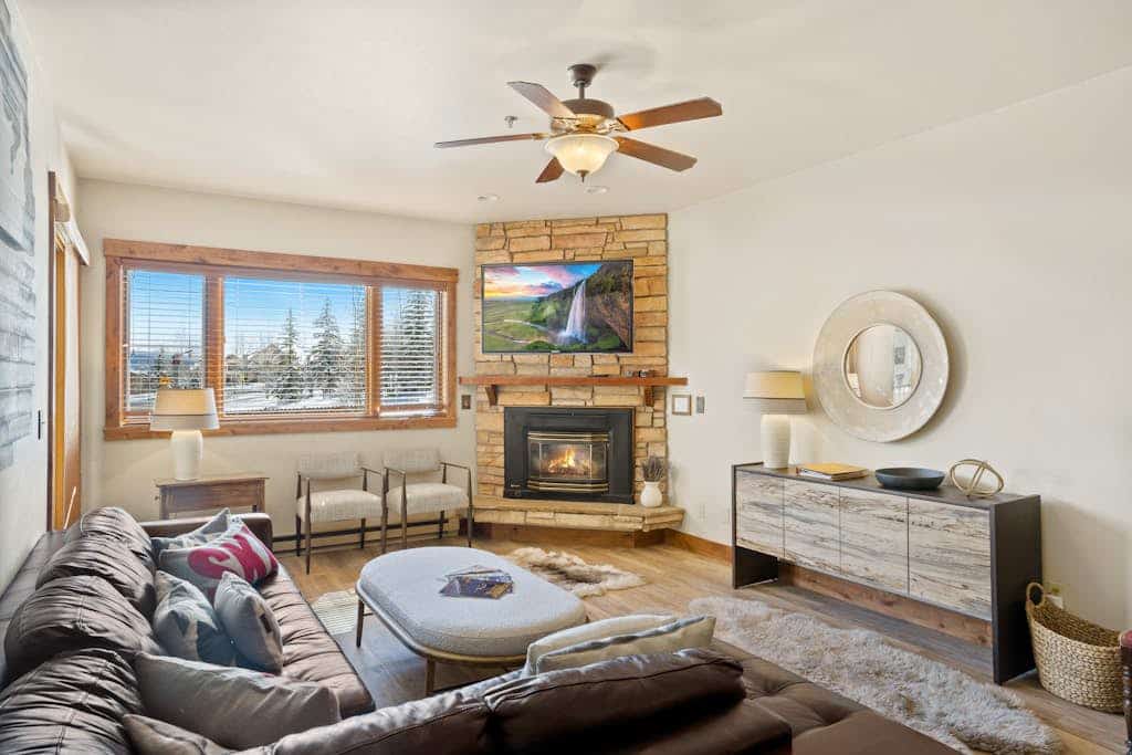 Conveniently located condo near ski gondola with shared hot tub & pool