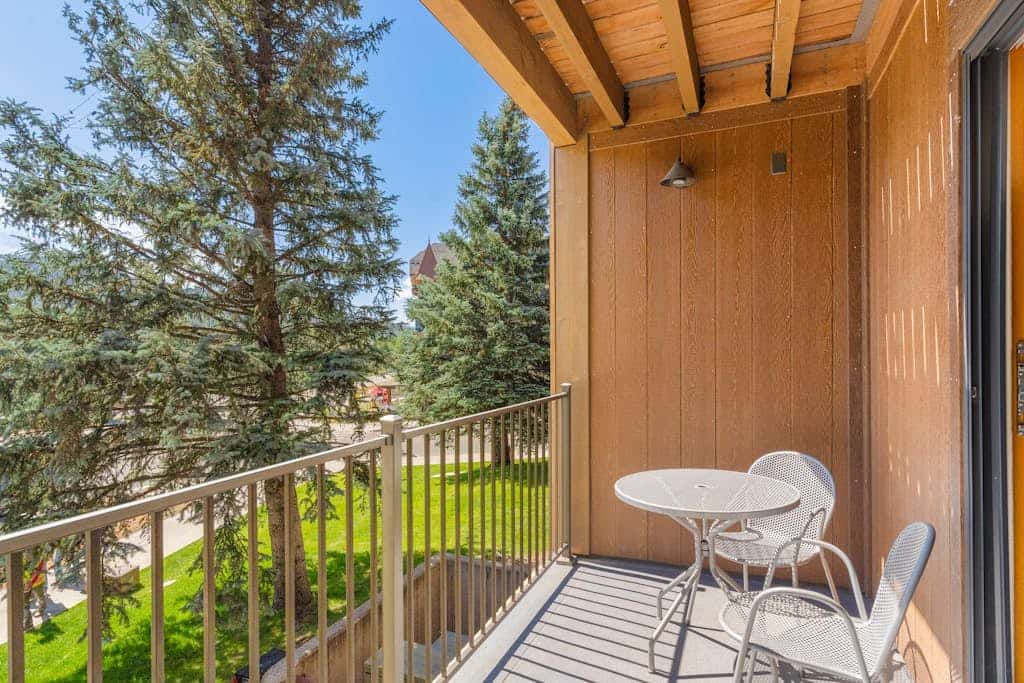 Studio just steps from the base w/shared hot tub, large pool, & free WiFi