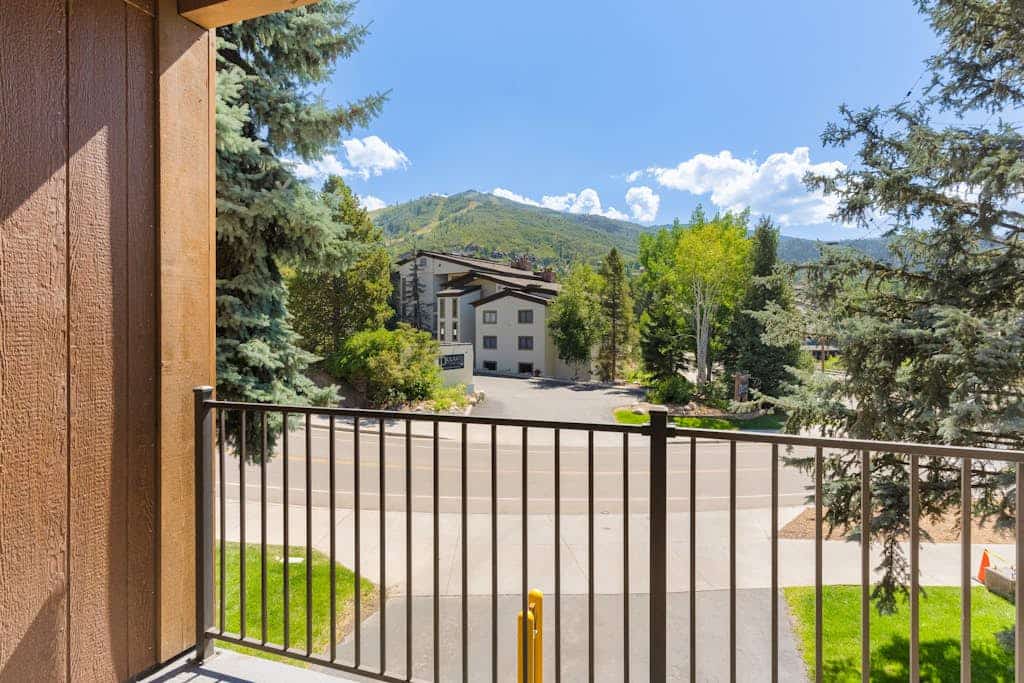 Studio just steps from the base w/shared hot tub, large pool, & free WiFi