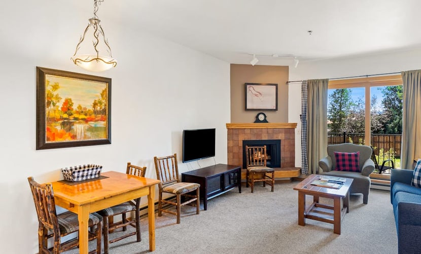 Base area studio w/shared pool & hot tub, private balcony - steps from ski lifts