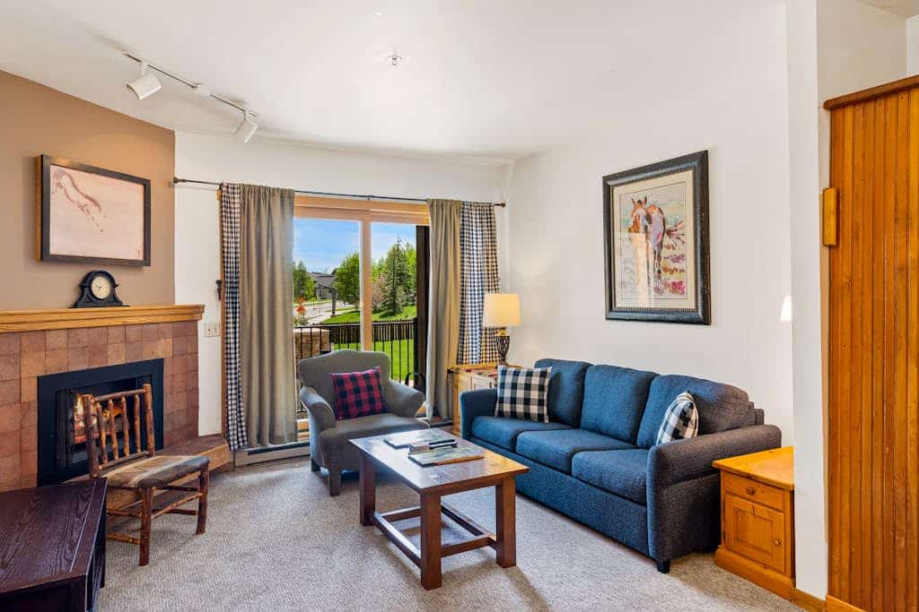 Base area studio w/shared pool & hot tub, private balcony - steps from ski lifts