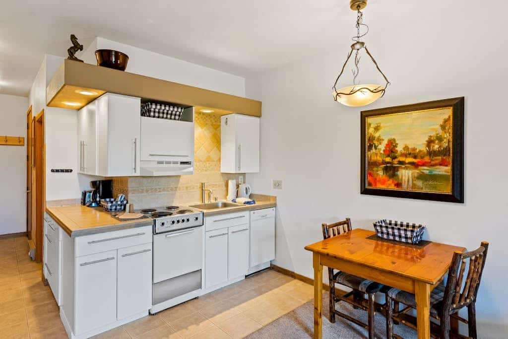 Base area studio w/shared pool & hot tub, private balcony - steps from ski lifts