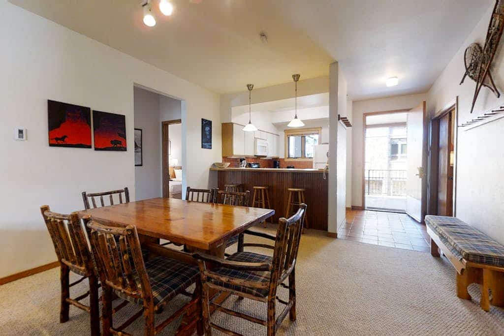 Large condo just steps from the gondola & base area w/ shared pool & hot tub