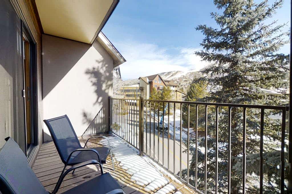 Large condo just steps from the gondola & base area w/ shared pool & hot tub