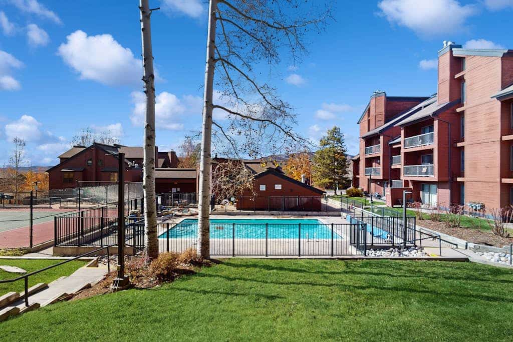 Inviting & spacious condo with pool, hot tubs & clubhouse