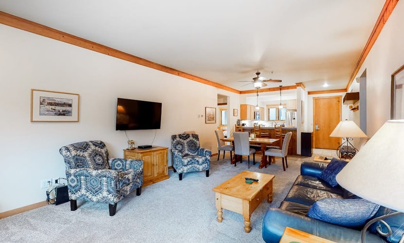 Spacious condo w/shared pool & hot tub, free WiFi, private balcony near ski lift
