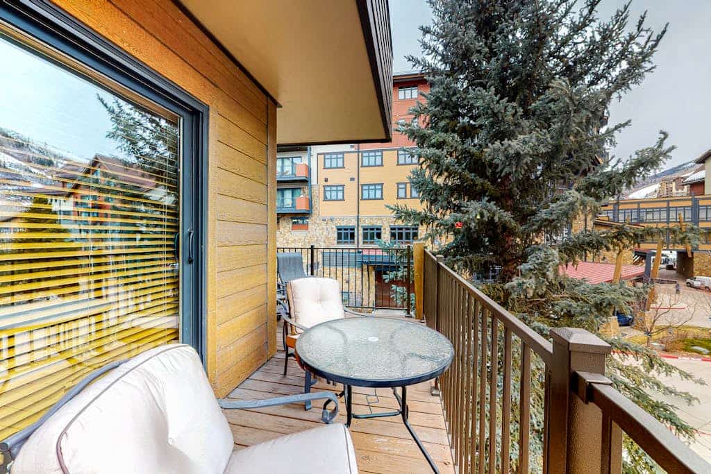 Spacious condo w/shared pool & hot tub, free WiFi, private balcony near ski lift