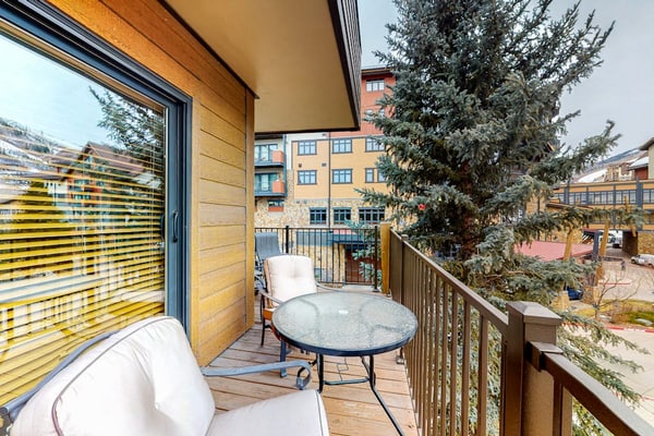 Spacious condo w/shared pool & hot tub, free WiFi, private balcony near ski lift