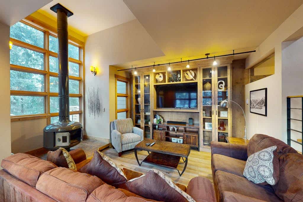 Modern Frisco Townhome with upscale features & world-class skiing