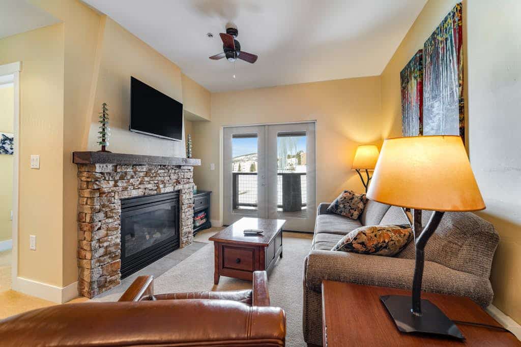 Family condo w/shared pool & hot tub/private washer/dryer, WiFi - near skiing