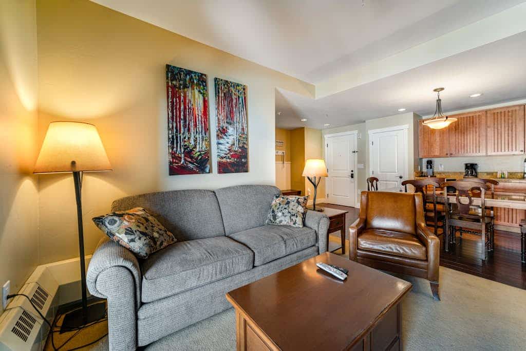 Family condo w/shared pool & hot tub/private washer/dryer, WiFi - near skiing