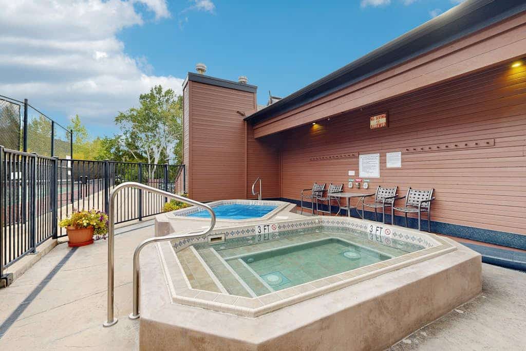 Appealing condo with sauna, pool, hot tubs & barbecue area