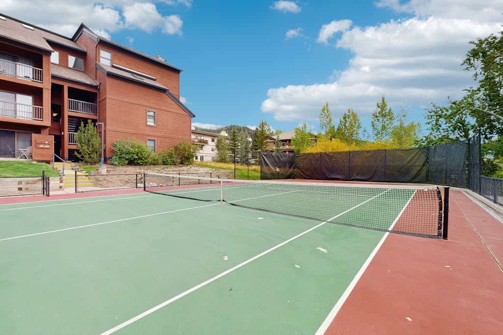 Appealing condo with sauna, pool, hot tubs & barbecue area