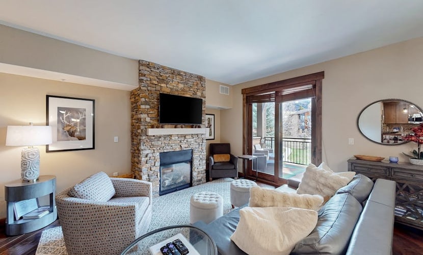 Impressive & lavish condo w/ bonus den, gas fireplace, & shared pool & hot tubs