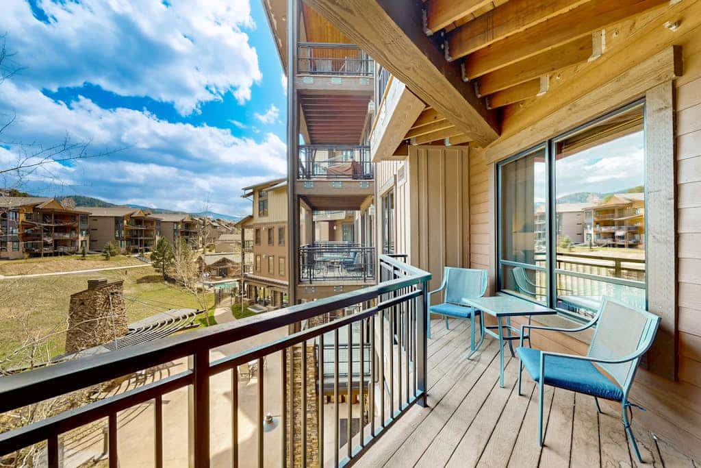 Impressive & lavish condo w/ bonus den, gas fireplace, & shared pool & hot tubs