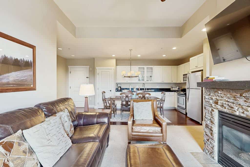Ski-in/ski-out condo w/gas fireplace, shared hot tub/pool, & mountain views