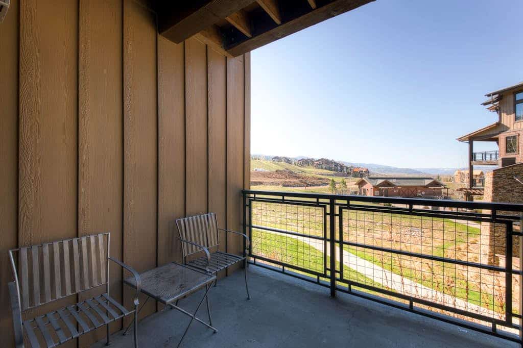 Beautiful studio w/private balcony & shared pool, hot tubs, fitness & game room