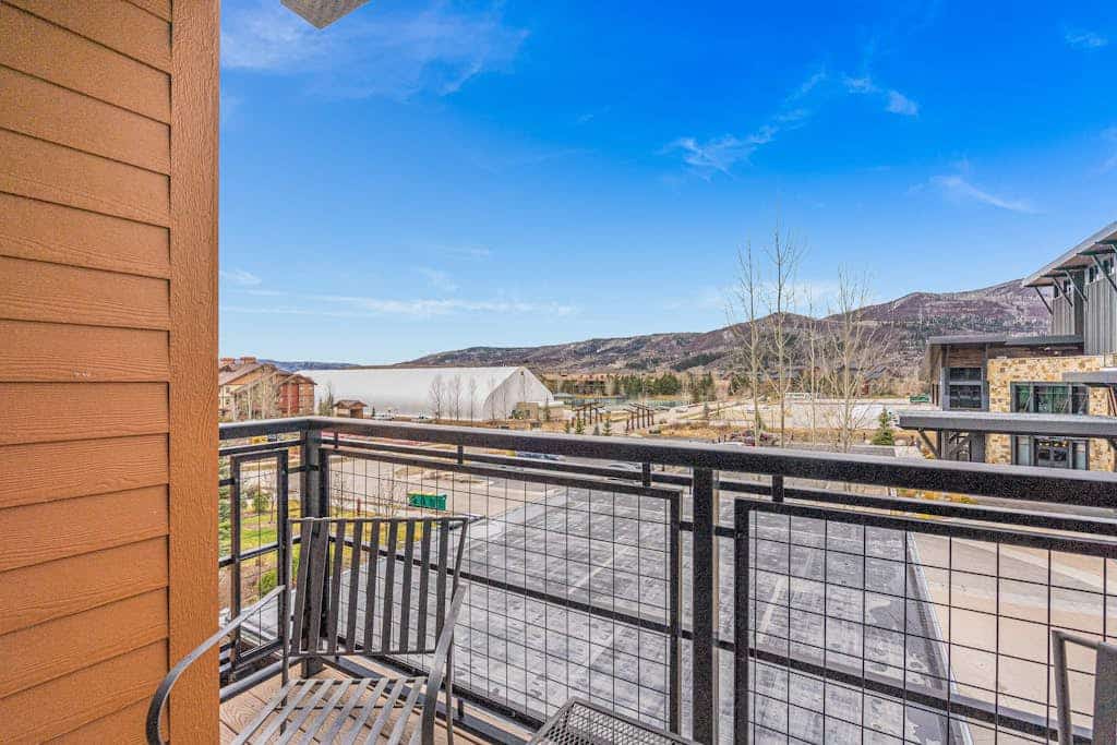 Lovely upscale condo next to Wildhorse gondola w/ view & resort amenities