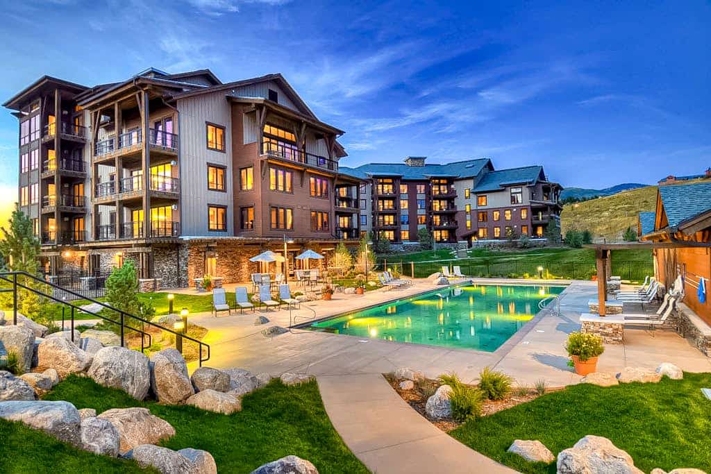 Inviting condo w/views, shared pool, hot tubs, fitness, game room & BBQ grill
