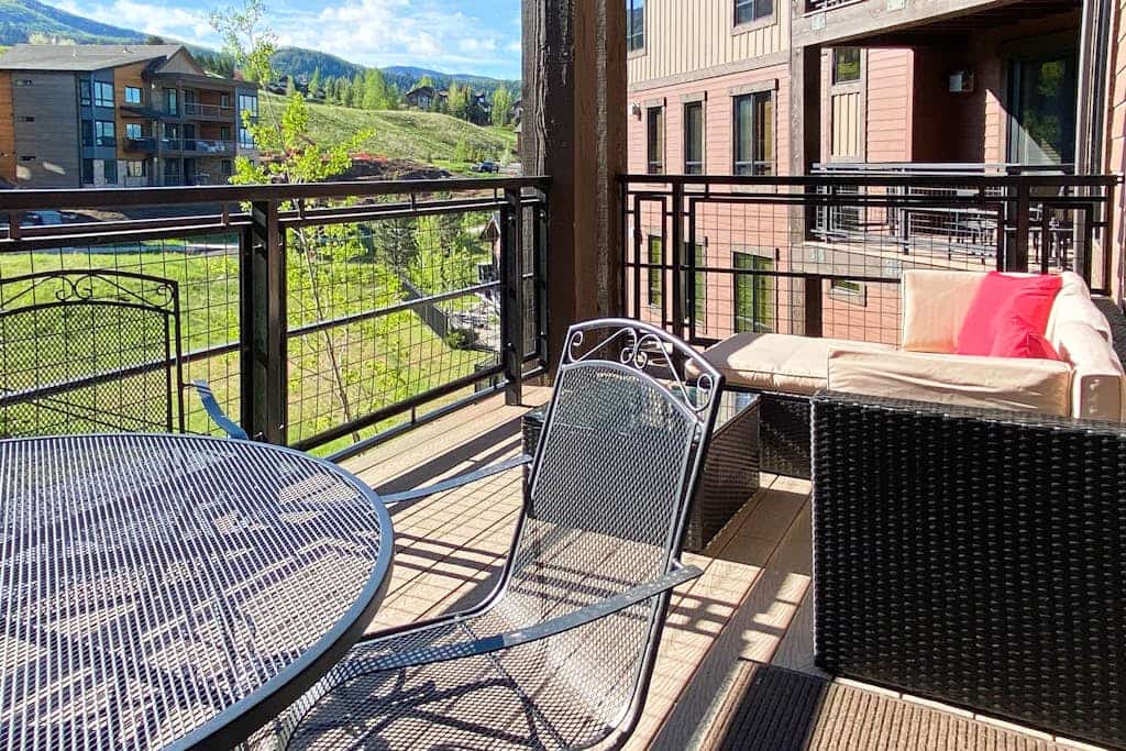 Inviting condo w/views, shared pool, hot tubs, fitness, game room & BBQ grill