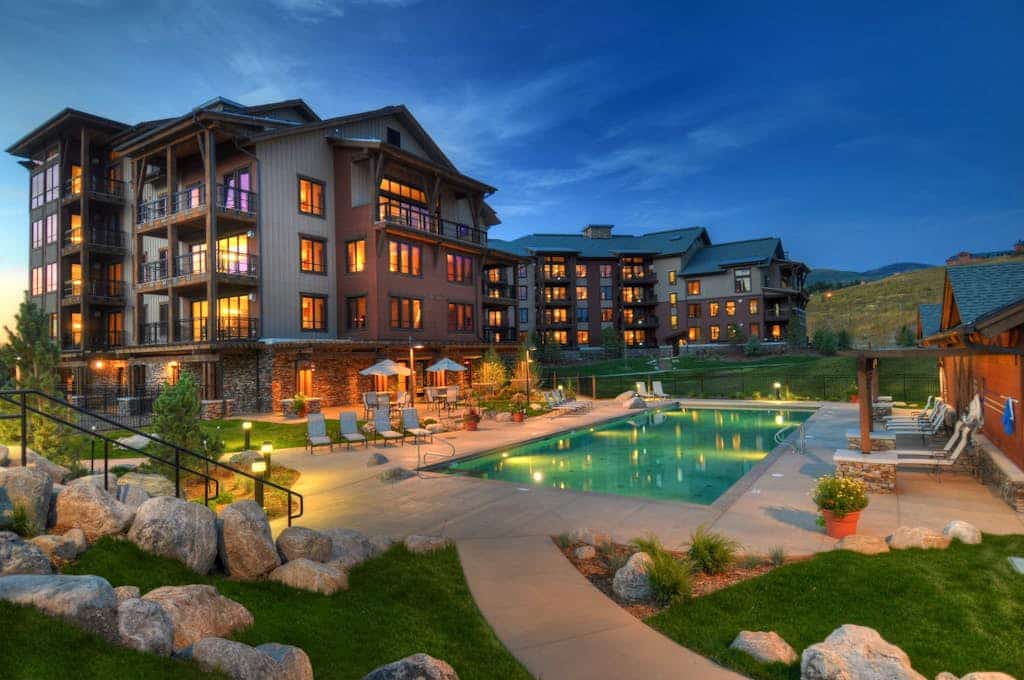 Plush upscale condo next to Wildhorse gondola w/shared hot tubs, gym, pool