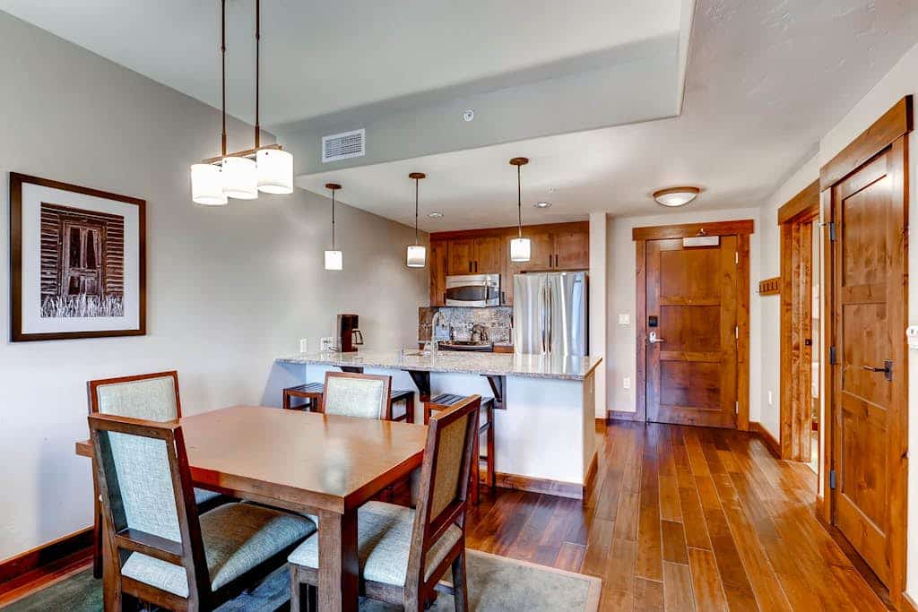 Plush upscale condo next to Wildhorse gondola w/shared hot tubs, gym, pool