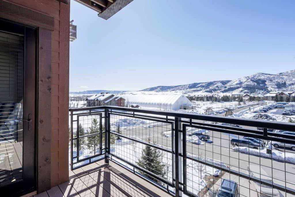 Inviting condo next to Wildhorse gondola w/shared hot tubs, pool, gym, free WiFi