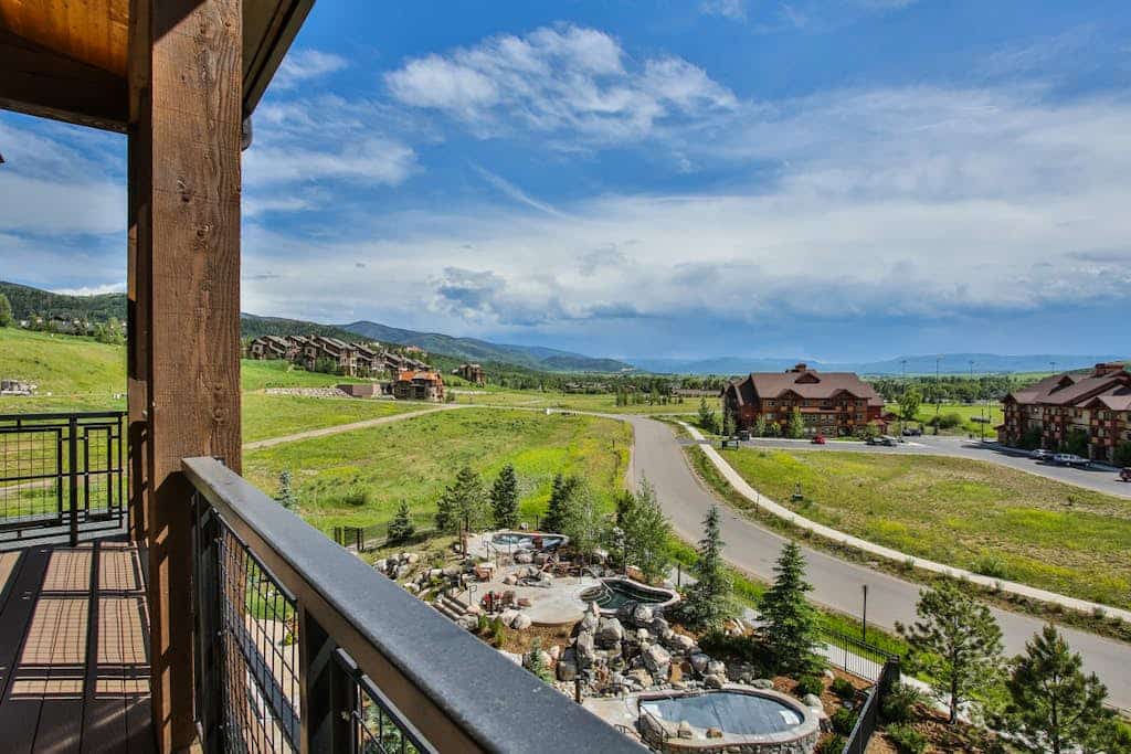 Large & posh condo w/ bonus den, mountain view & shared pool, hot tubs, gym