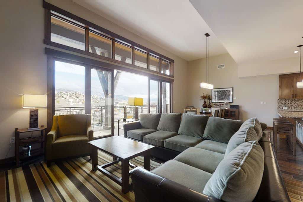 Large & posh condo w/ bonus den, mountain view & shared pool, hot tubs, gym