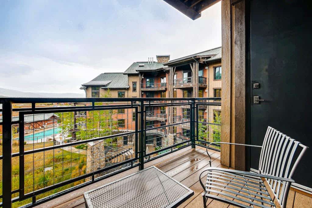 Upscale studio w/ private balcony & shared pool, hot tubs, gym & more
