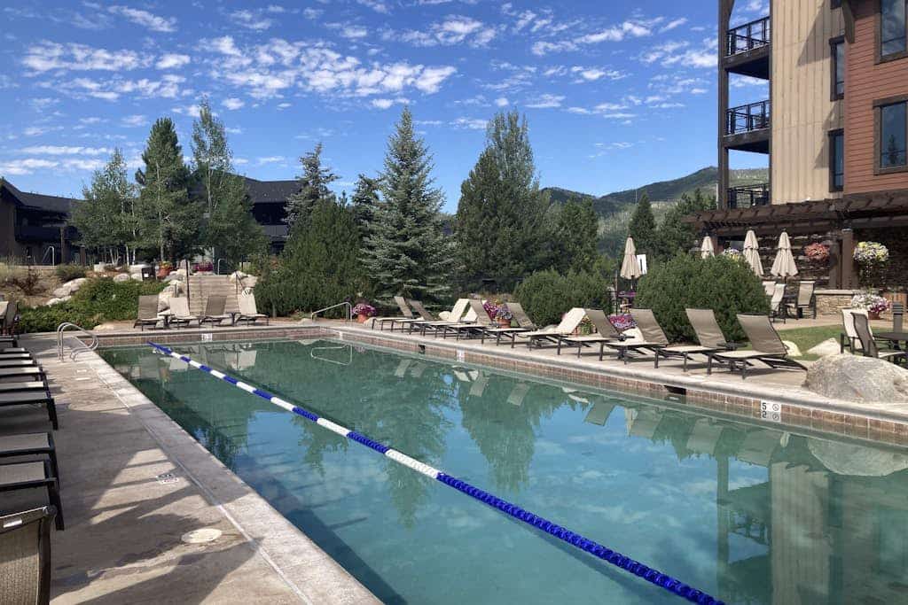 Brilliant lush condo next to Wildhorse gondola w/shared hot tubs, pool, gym