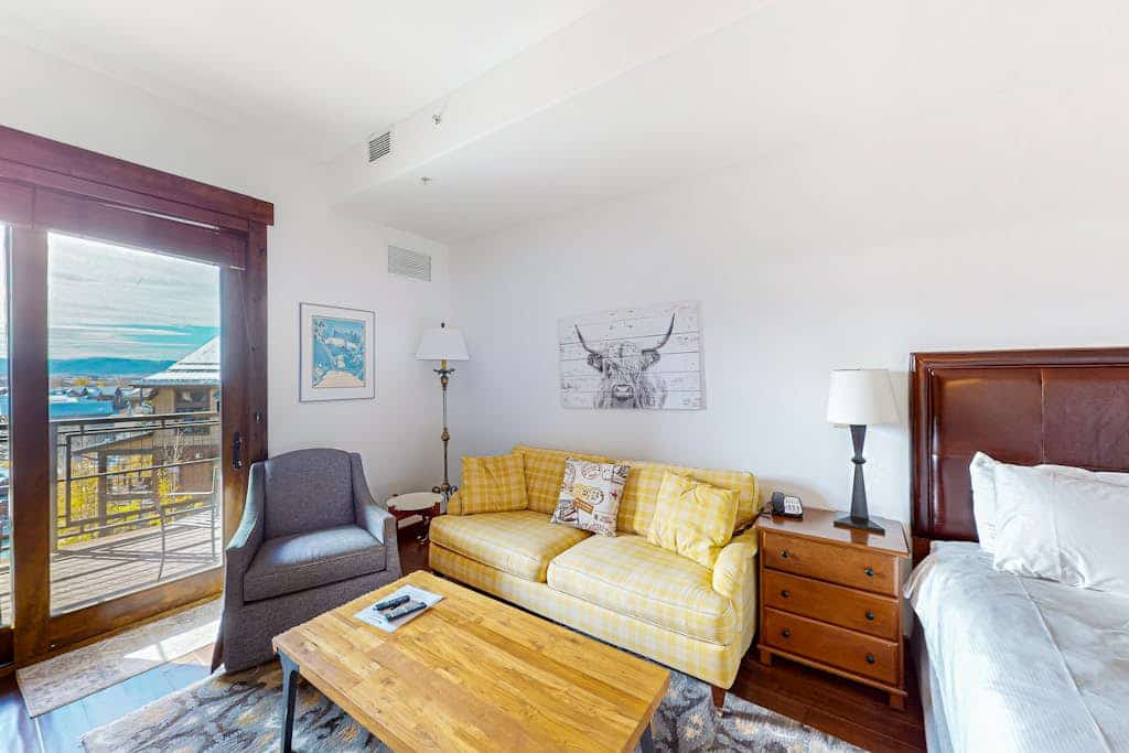 Perfect upscale studio w/private balcony, gondola access & shared hot tubs, pool