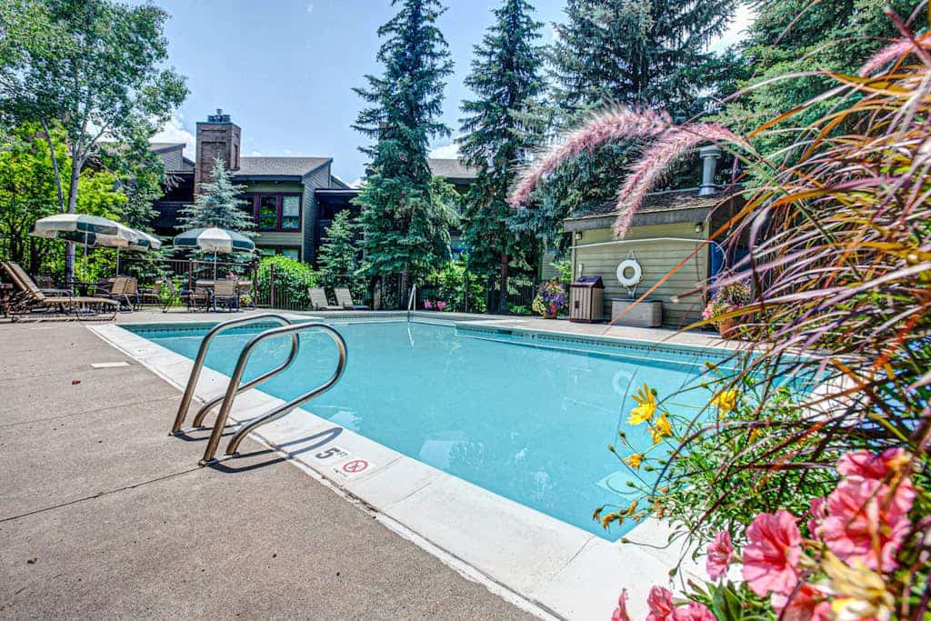 Steamboat Springs suite next to hot tubs & pool