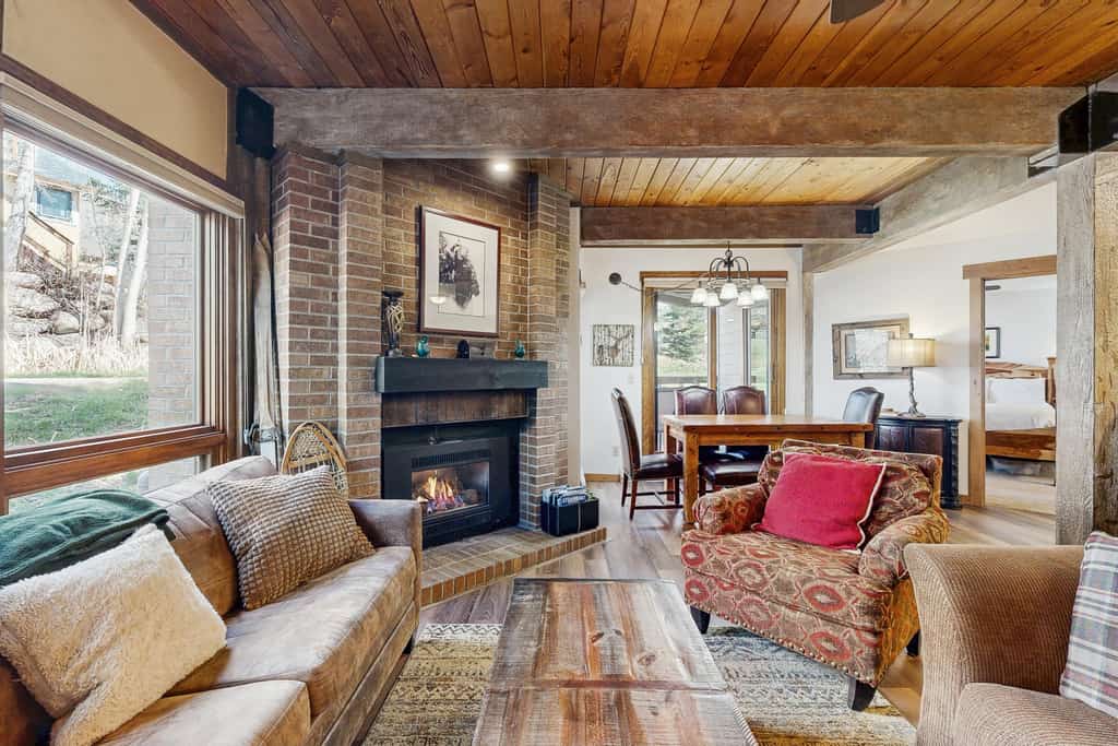 Inviting condo 1 block from gondola with pool, hot tubs & washer/dryer