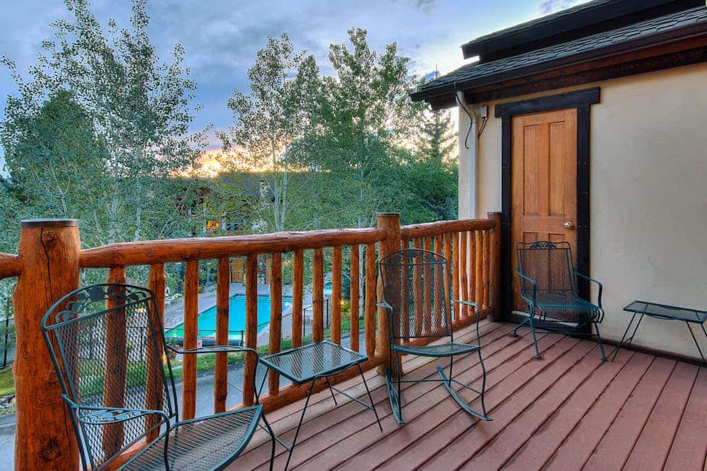 Large family townhome with pool, hot tubs, tennis court, balcony, & deck