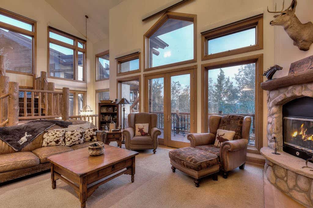 Large family townhome with pool, hot tubs, tennis court, balcony, & deck