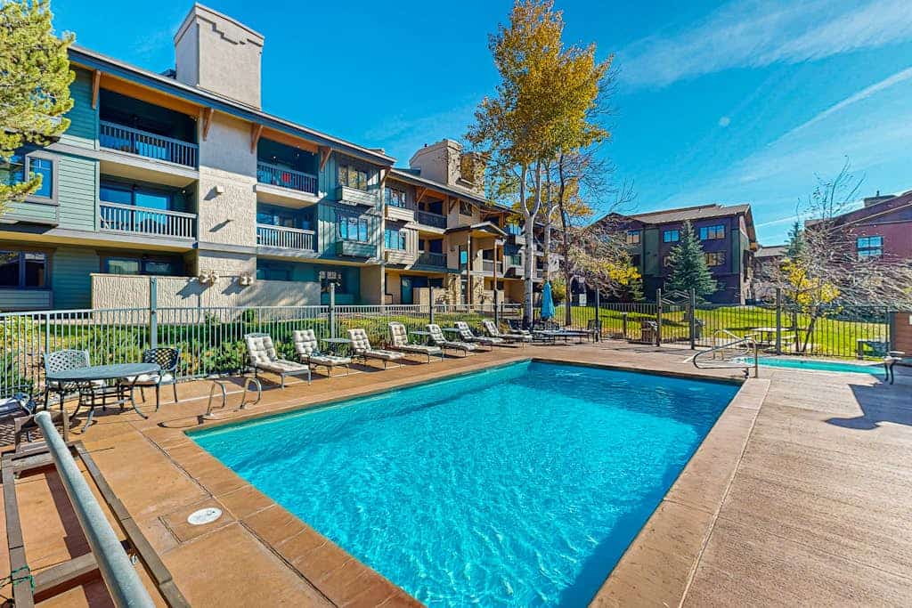 Intimate condo with fireplace, washer/dryer, outdoor pool & hot tub
