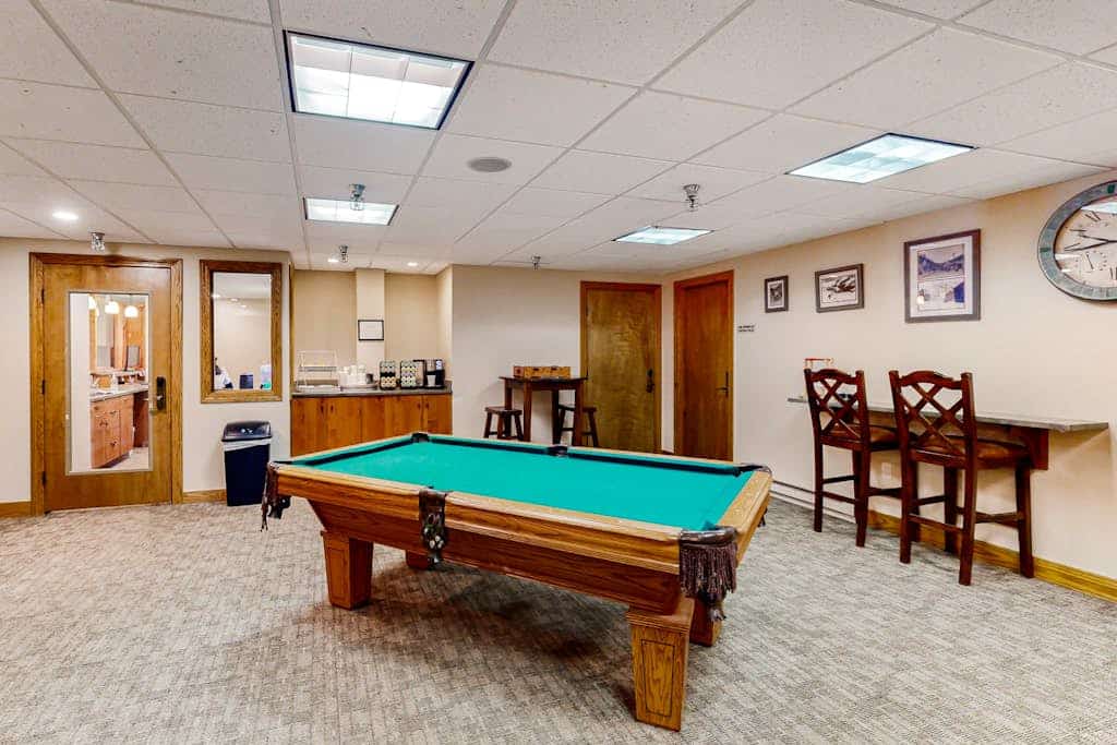 Intimate condo with fireplace, washer/dryer, outdoor pool & hot tub