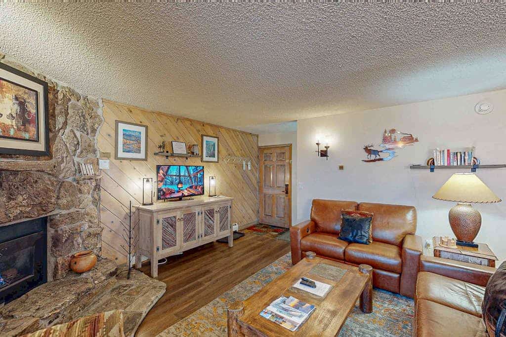 Two-story suite with partial AC, washer/dryer, pool & hot tub - walk to gondola