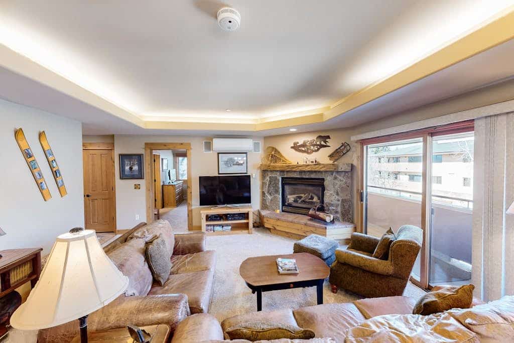 Cozy corner condo with large deck & on-site pool - 200 yards to the base area
