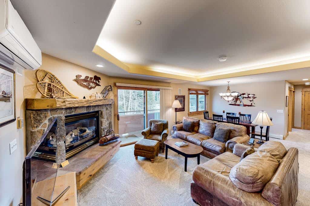 Cozy corner condo with large deck & on-site pool - 200 yards to the base area