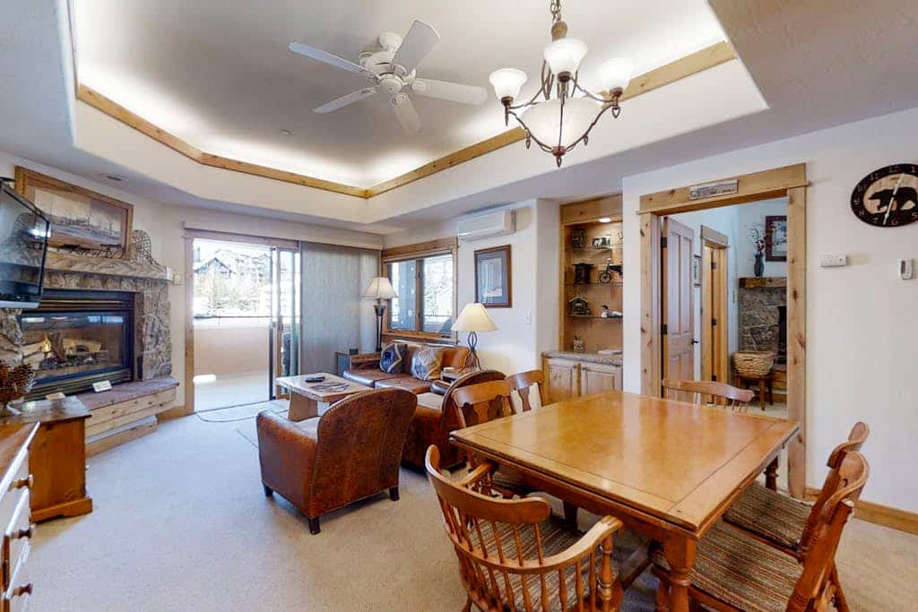 Top-floor condo w/ great deck & shared pool - short walk to lifts & restaurants