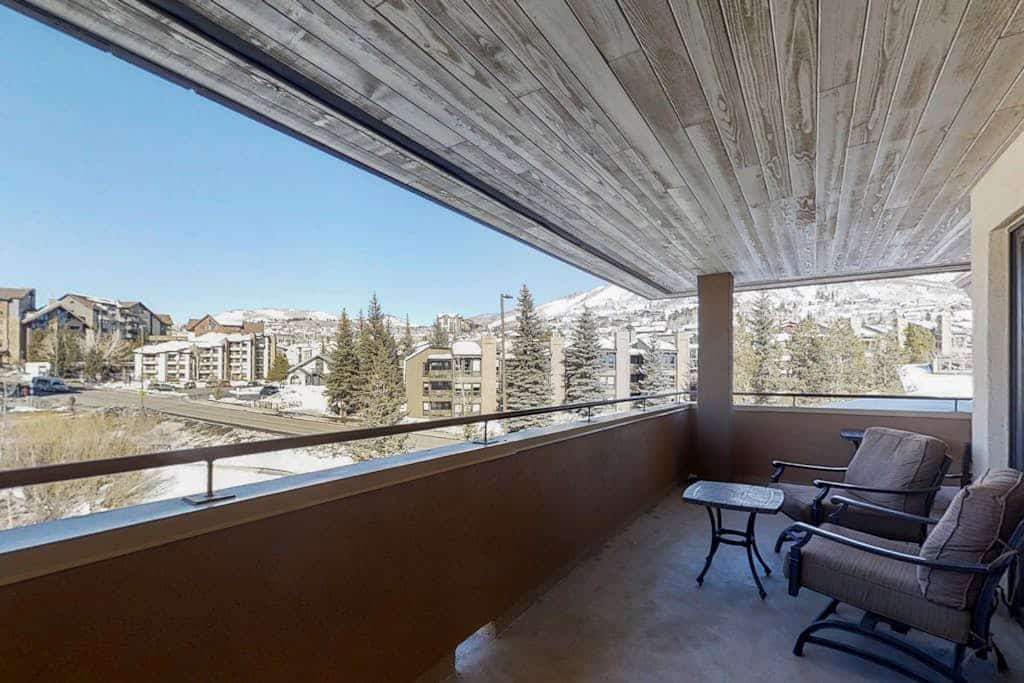 Top-floor condo w/ great deck & shared pool - short walk to lifts & restaurants