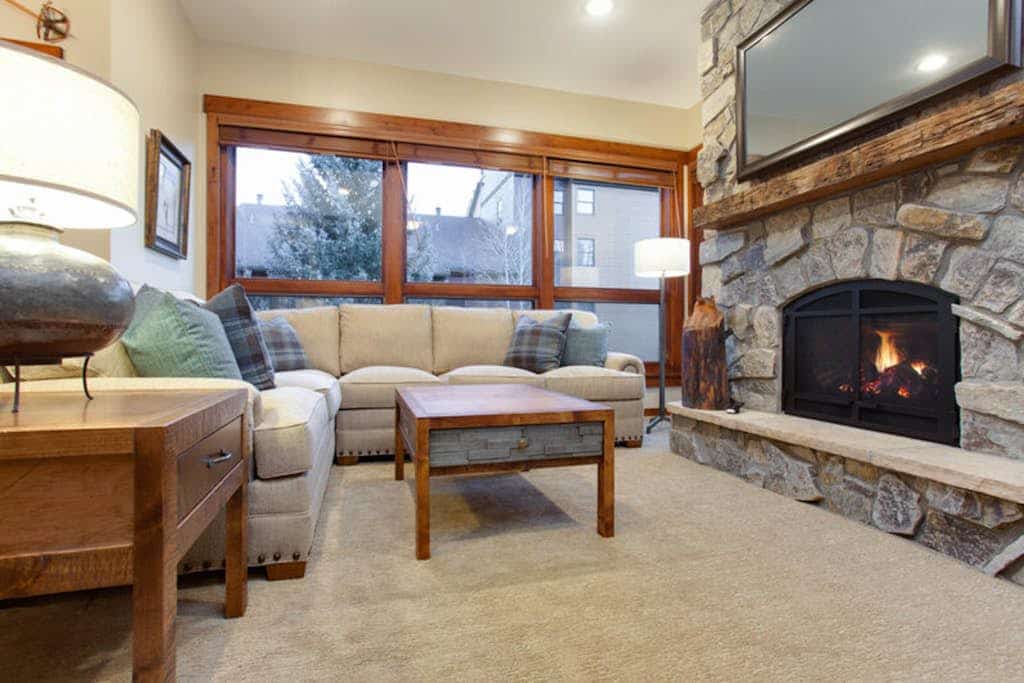 Recently remodeled condo close to the base area w/ shared hot tubs & firepit