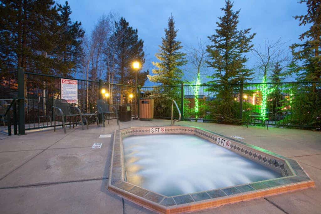 Recently remodeled condo close to the base area w/ shared hot tubs & firepit