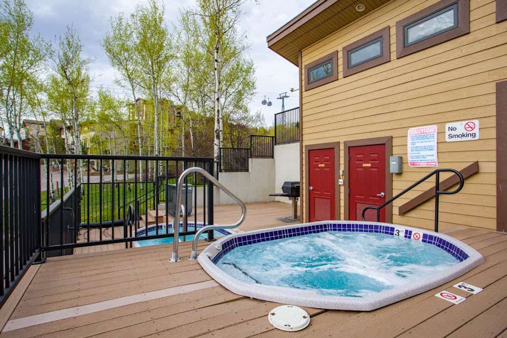 Top-level condo close to summer fun with grills, hot tubs & parking