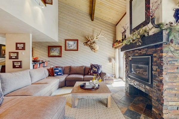 Top-level condo close to summer fun with grills, hot tubs & parking