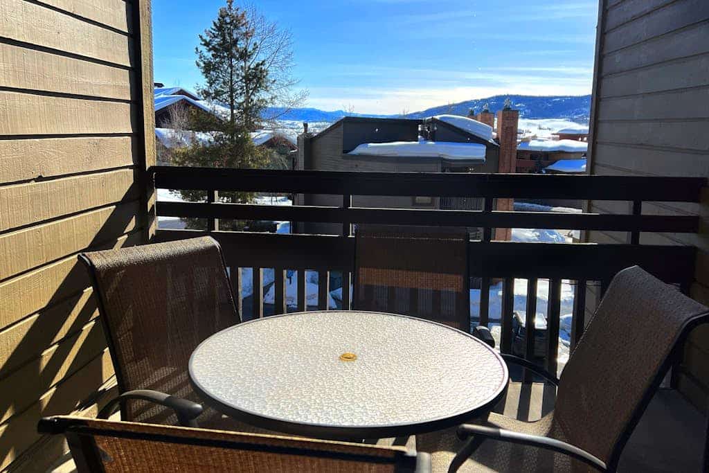 Spacious condo with pool, hot tub & washer/dryer - next to Steamboat ski lifts