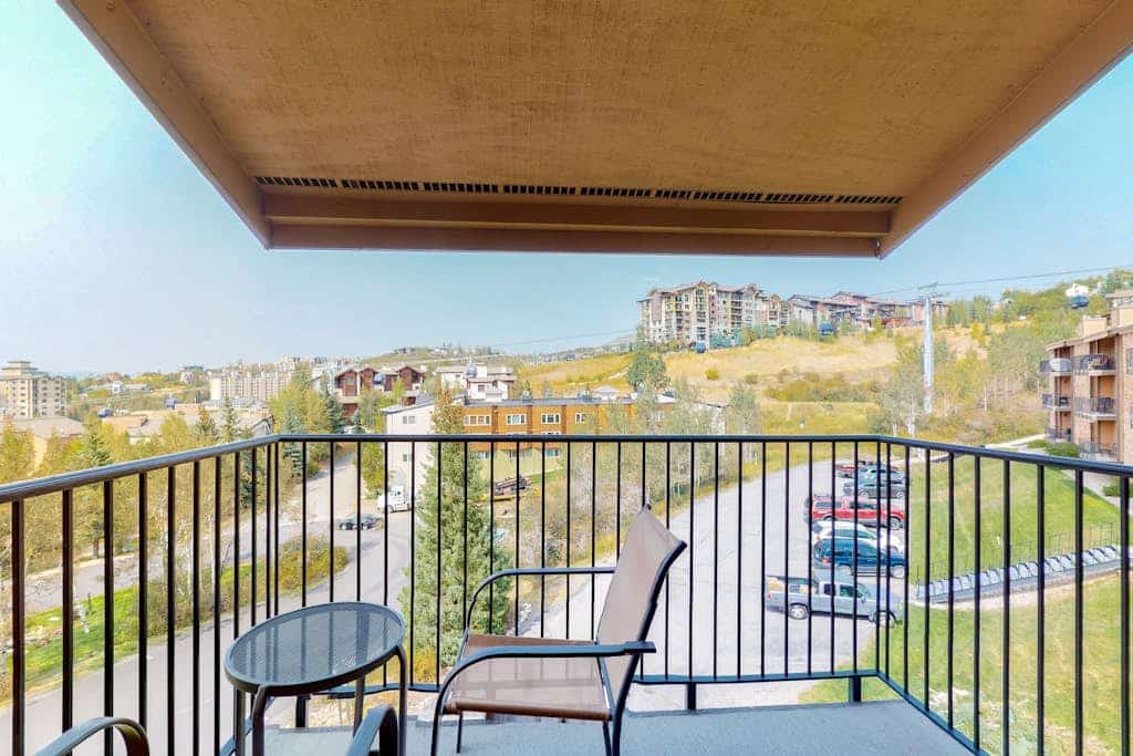 Great condo w/ remodeled kitchen, balcony, & ski-in/ski-out access to mountain
