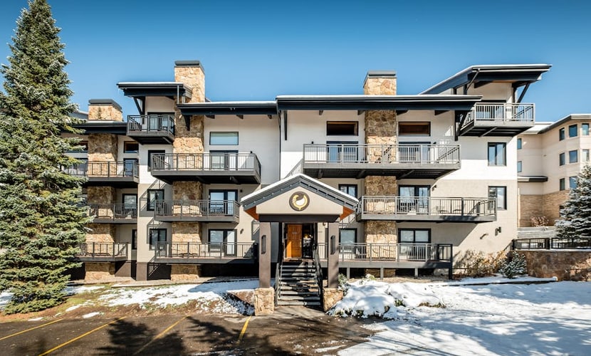 Luxury, Top-Floor, Ski-In/Ski-Out Condo w/ Fireplace, Balcony & Shared Hot Tub